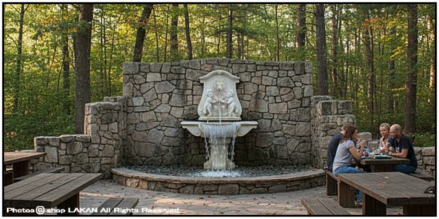 石造 ライオンと子供の壁泉 中型 